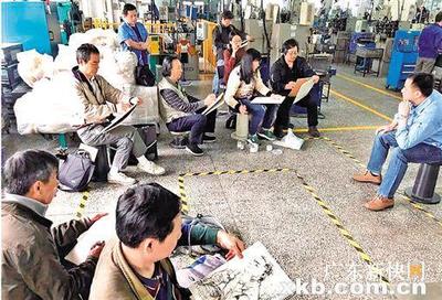 紅色文藝輕騎兵走進(jìn)黃埔 用速寫繪就工人勞動(dòng)圖景